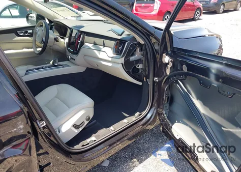 2025 Volvo Xc60 Plus z USA, uszkodzony, nr VIN YV4M12RC0S1149901